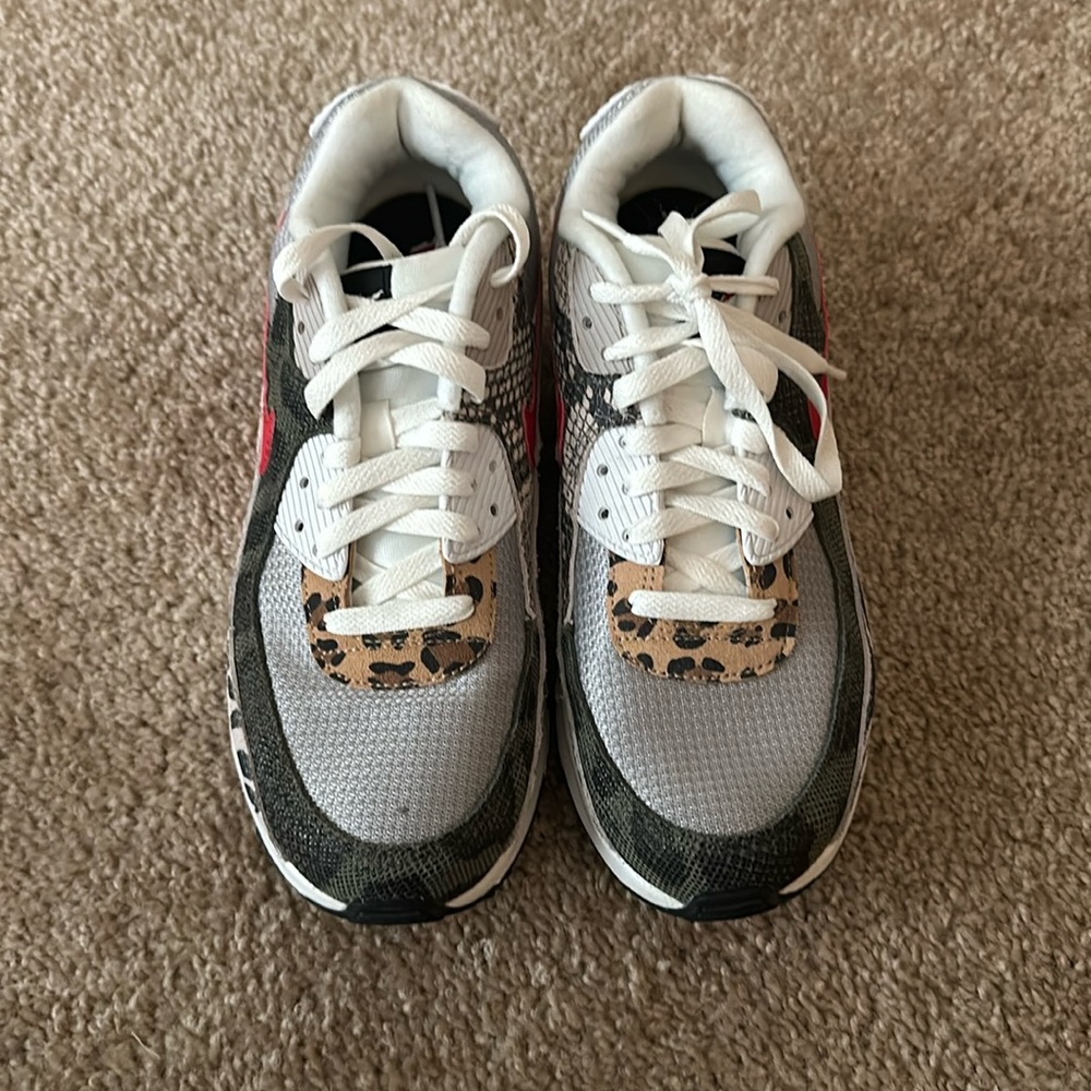 Nike Air Max 90 Size 7 Youth- fit 8.5 women’s